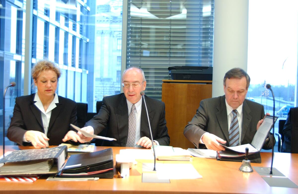 Mitarbeiter des Sekretariats und der CSU-Vorsitzende des Ausschusses Volker Rühe; Bundestagsabgeordnete, MdB Rühe, Volker Mitarbeiter des Sekretariats und der CSU-Vorsitzende des Ausschusses Volker Rühe; Bundestagsabgeordnete, MdB