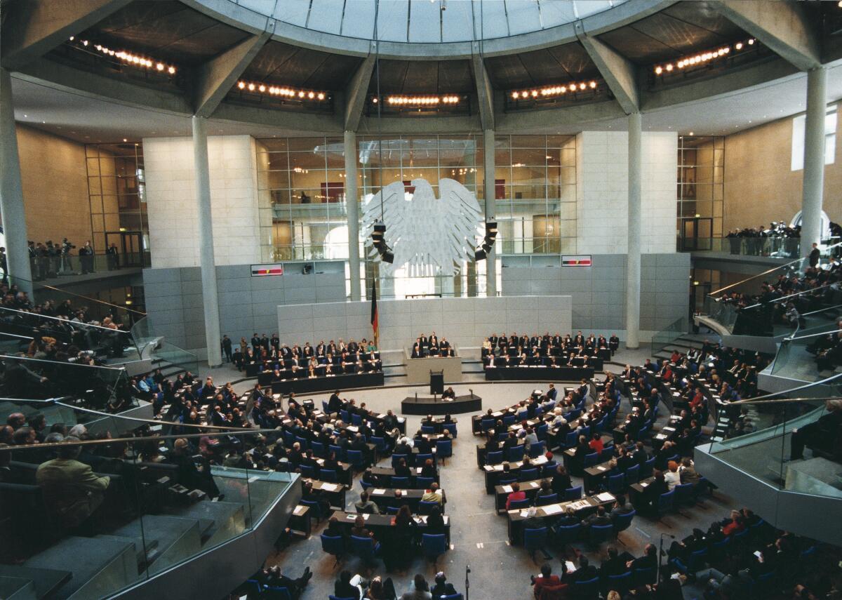 Erste Sitzung des Deutschen Bundestages im umgebauten Reichstag am 19. April 1999. Blick von oben in den Plenarsaal.; Erste, Bundestagssitzung, Sitzung, Reichstag, Reichstagsgebäude, neu, Abgeordneter, Abgeordnete, Plenarsaal, Plenum, Adler, Bundestagsadler, Bundesadler, Eröffnung Erste Sitzung des Deutschen Bundestages im umgebauten Reichstag am 19. April 1999. Blick von oben in den Plenarsaal.; Erste, Bundestagssitzung, Sitzung, Reichstag, Reichstagsgebäude, neu, Abgeordneter, Abgeordnete, Plenarsaal, Plenum, Adler, Bundestagsadler, Bundesadler, Eröffnung