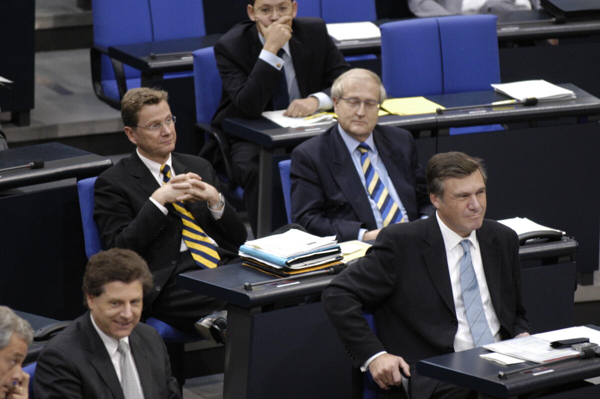 1. Reihe von links Eduard Oswald, CDU/CSU, und Dr. Wolfgang Gerhardt, Fraktionsvorsitzender. Dahinter: Dr. Guido Westerwelle, Parteivorsitzender und Rainer Brüderle, Stellv. Fraktionsvorsitzender, alle FPD, während der Sitzung.; Bundestagstagsabgeordnete, MdB, Plenum Oswald, Eduard; Gerhardt, Wolfgang; Westerwelle, Guido; Brüderle, Rainer 1. Reihe von links Eduard Oswald, CDU/CSU, und Dr. Wolfgang Gerhardt, Fraktionsvorsitzender. Dahinter: Dr. Guido Westerwelle, Parteivorsitzender und Rainer Brüderle, Stellv. Fraktionsvorsitzender, alle FPD, während der Sitzung.; Bundestagstagsabgeordnete, MdB, Plenum