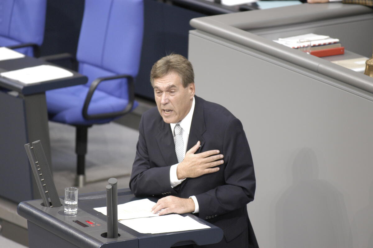 Glos, Michael Michael Glos, CSU, Erster Stellvertretender Vorsitzender, Vorsitzender der CSU-Landesgruppe, am Rednerpult.; CDU/CSU-Fraktion, Bundestagsabgeordneter, MdB, Rede, redend, Pult, Geste, Gestik