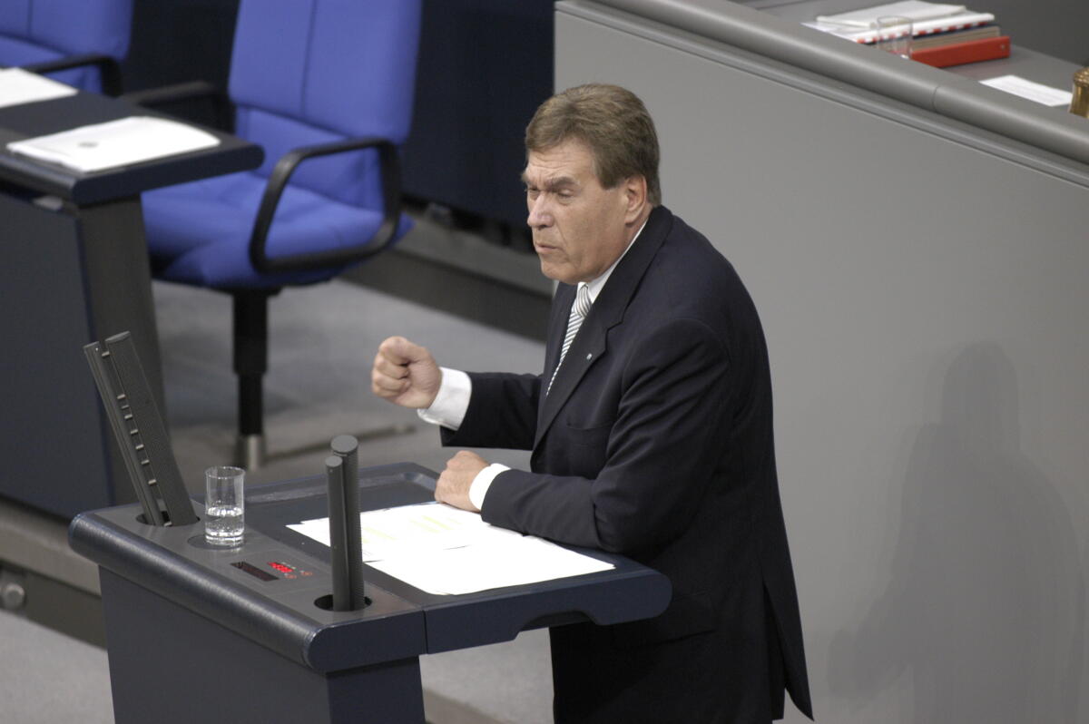 Michael Glos, CSU, Erster Stellvertretender Vorsitzender, Vorsitzender der CSU-Landesgruppe, am Rednerpult.; CDU/CSU-Fraktion, Bundestagsabgeordneter, MdB, Rede, redend, Pult, Geste, Gestik Glos, Michael Michael Glos, CSU, Erster Stellvertretender Vorsitzender, Vorsitzender der CSU-Landesgruppe, am Rednerpult.; CDU/CSU-Fraktion, Bundestagsabgeordneter, MdB, Rede, redend, Pult, Geste, Gestik