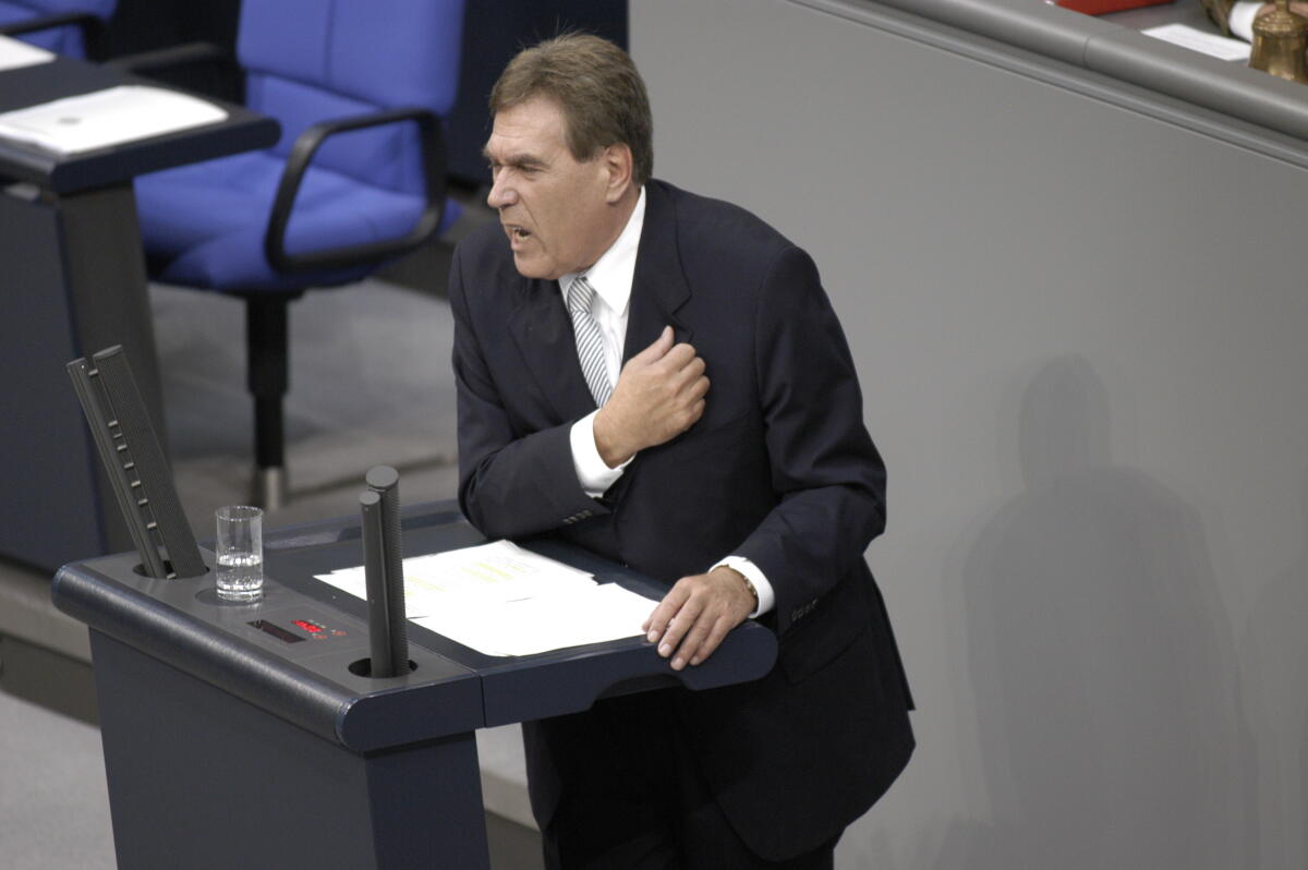 Michael Glos, CSU, Erster Stellvertretender Vorsitzender, Vorsitzender der CSU-Landesgruppe, am Rednerpult.; CDU/CSU-Fraktion, Bundestagsabgeordneter, MdB, Rede, redend, Pult, Geste, Gestik Glos, Michael Michael Glos, CSU, Erster Stellvertretender Vorsitzender, Vorsitzender der CSU-Landesgruppe, am Rednerpult.; CDU/CSU-Fraktion, Bundestagsabgeordneter, MdB, Rede, redend, Pult, Geste, Gestik