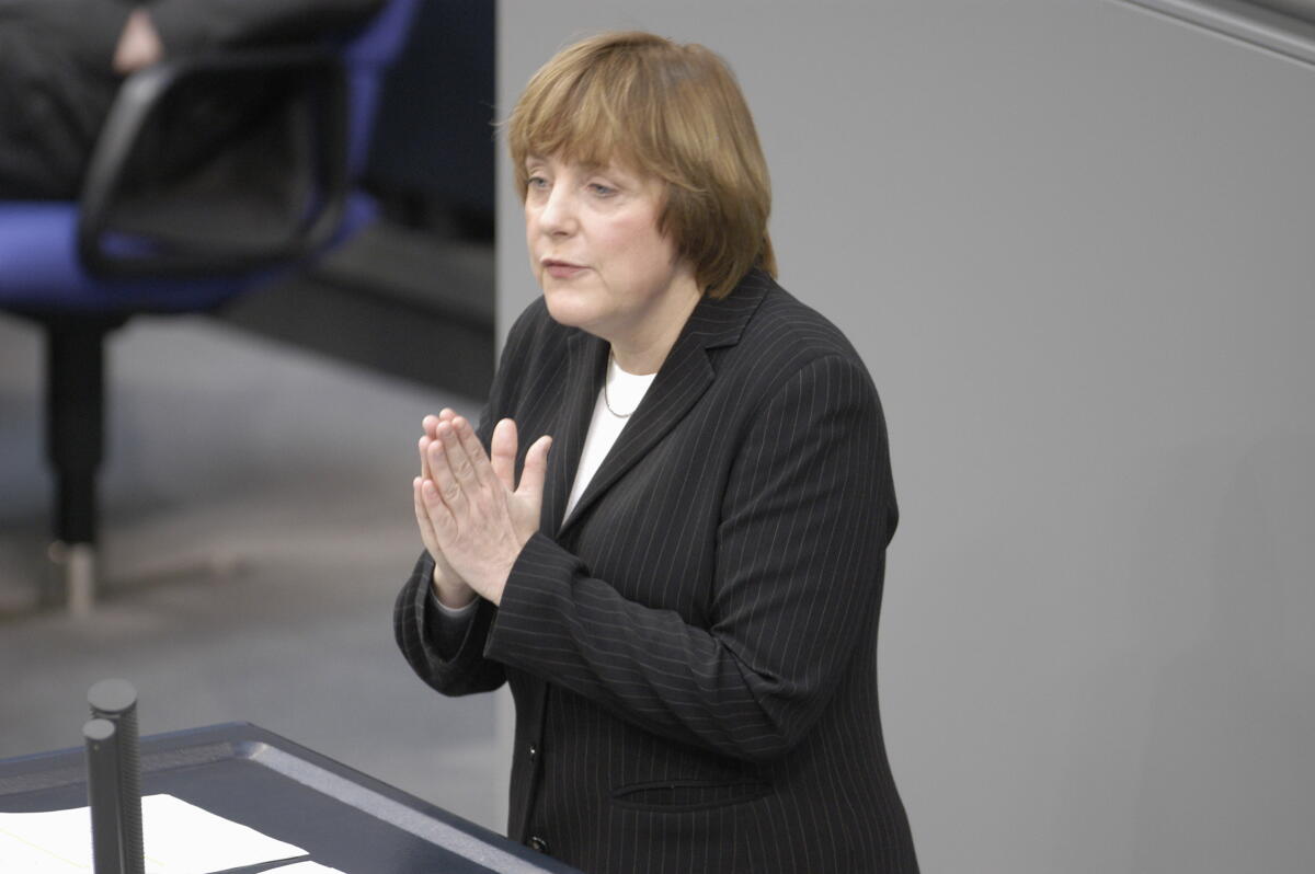 Dr. Angela Merkel, CDU/CSU, Partei- und Fraktionsvorsitzende, am Rednerpult.; Bundestagsabgeordnete, Abgeordnete, MdB, Rede, Redner, Geste, Gestik Merkel, Angela Dr. Angela Merkel, CDU/CSU, Partei- und Fraktionsvorsitzende, am Rednerpult.; Bundestagsabgeordnete, Abgeordnete, MdB, Rede, Redner, Geste, Gestik