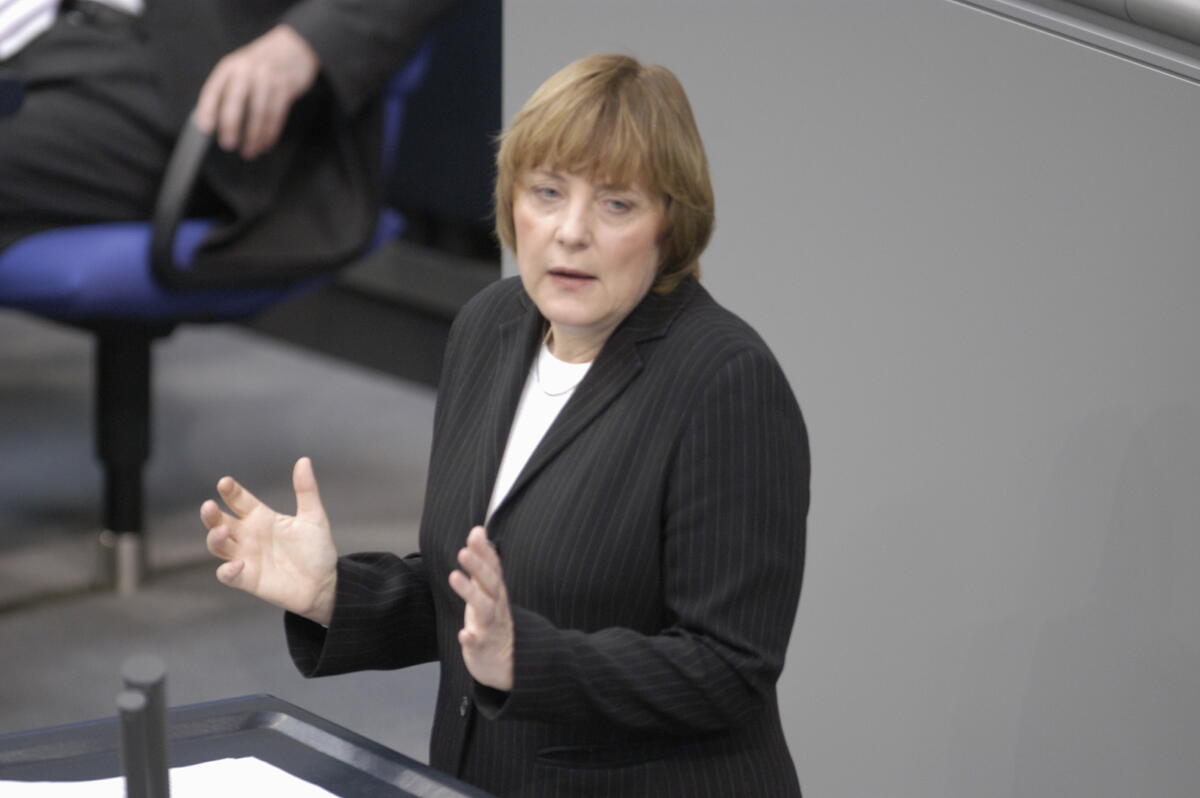 Dr. Angela Merkel, CDU/CSU, Partei- und Fraktionsvorsitzende, am Rednerpult.; Bundestagsabgeordnete, Abgeordnete, MdB, Rede, Redner, Geste, Gestik Merkel, Angela Dr. Angela Merkel, CDU/CSU, Partei- und Fraktionsvorsitzende, am Rednerpult.; Bundestagsabgeordnete, Abgeordnete, MdB, Rede, Redner, Geste, Gestik