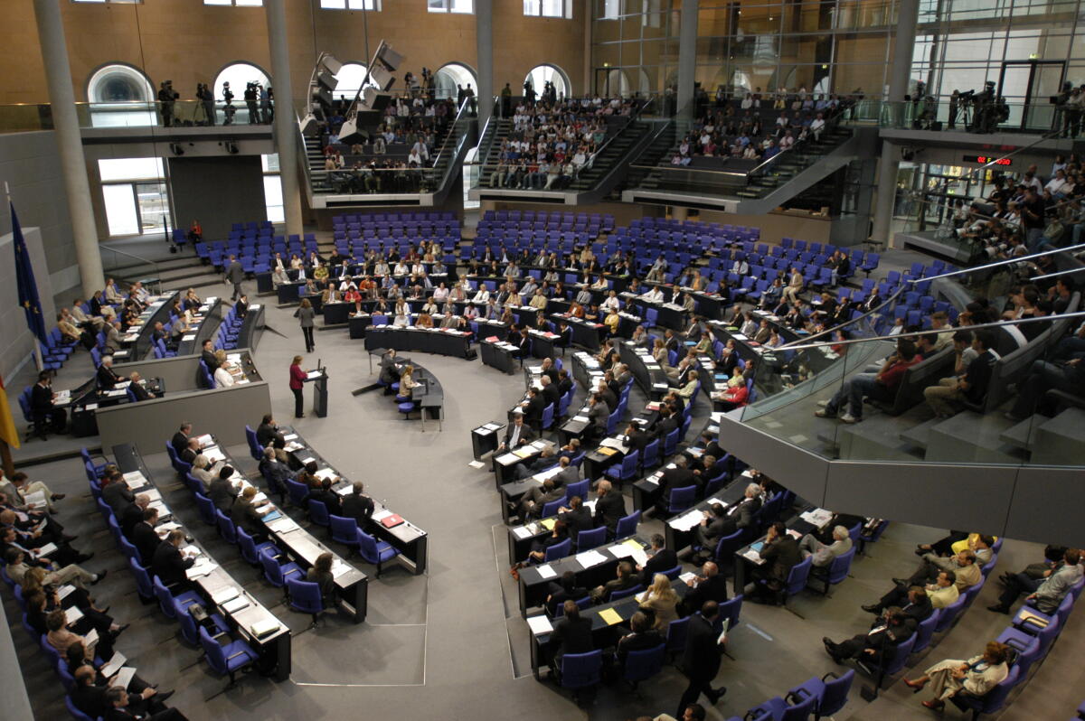 Blick in den Plenarsaal, am Rednerpult , Dr. Angela Merkel, CDU/CSU, Partei- und Fraktionsvorsitzende, CDU/CSU-Fraktion.; Blickrichtung von links nach rechts.; Übersicht Plenarsaal, Plenum, Regierungsbank, Bundesratsbank., Stenografen, Blick in den Plenarsaal, am Rednerpult , Dr. Angela Merkel, CDU/CSU, Partei- und Fraktionsvorsitzende, CDU/CSU-Fraktion.; Blickrichtung von links nach rechts.; Übersicht Plenarsaal, Plenum, Regierungsbank, Bundesratsbank., Stenografen,