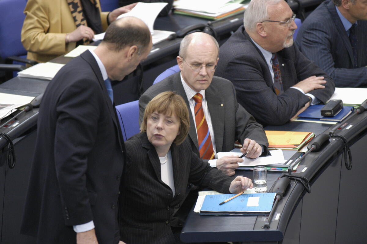 Meyer, Laurenz; Merkel, Angela; Kauder, Volker; Zöller, Wolfgang Von links: Laurenz Meyer, CDU/CSU, Generalsekretär der CDU Deutschlands, Dr. Angela Merkel, Partei- und Fraktionsvorsitzende  und Volker Kauder, Erster Parlamentarischer Geschäftsführer der CDU/CSU-Fraktion, alle CDU/CSU, im Gespräch, daneben Wolfgang Zöller, CDU/CSU.; Abgeordnete, MdB, CDU/CSU-Fraktion