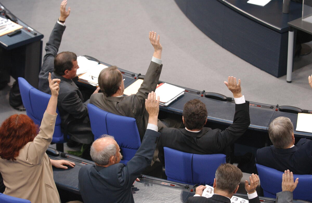 Der Deutsche Bundestag ist zu seiner 15. konstituierenden Sitzung zusammengetreten. Es werden der Präsident des Deutschen Bundestages sowie die Vizepräsidenten gewählt.; Abstimmung durch Handzeichen, SPD-Fraktion; Bundestagsabgeordnete, MdB Der Deutsche Bundestag ist zu seiner 15. konstituierenden Sitzung zusammengetreten. Es werden der Präsident des Deutschen Bundestages sowie die Vizepräsidenten gewählt.; Abstimmung durch Handzeichen, SPD-Fraktion; Bundestagsabgeordnete, MdB