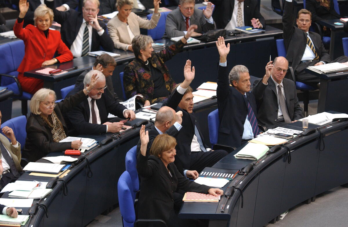 Der Deutsche Bundestag ist zu seiner 15. konstituierenden Sitzung zusammengetreten. Es werden der Präsident des Deutschen Bundestages sowie die Vizepräsidenten gewählt.; Abstimmung durch Handzeichen, CDU/CSU-Fraktion und FDP-Fraktion; Bundestagsabgeordnete, MdB Der Deutsche Bundestag ist zu seiner 15. konstituierenden Sitzung zusammengetreten. Es werden der Präsident des Deutschen Bundestages sowie die Vizepräsidenten gewählt.; Abstimmung durch Handzeichen, CDU/CSU-Fraktion und FDP-Fraktion; Bundestagsabgeordnete, MdB