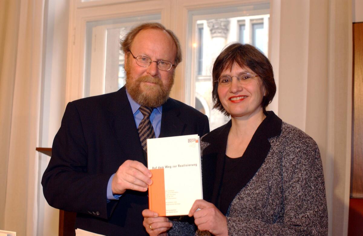 Bundestagspräsident Wolfgang Thierse, SPD, nimmt an der Buchpräsentation zum Denkmal für die ermordeten Juden Europas teil, rechts die Geschäftsführerin der Stiftung, Frau Prof. Dr. Sibylle Quack, Buch Thierse, Wolfgang; Quack, Sibylle Bundestagspräsident Wolfgang Thierse, SPD, nimmt an der Buchpräsentation zum Denkmal für die ermordeten Juden Europas teil, rechts die Geschäftsführerin der Stiftung, Frau Prof. Dr. Sibylle Quack, Buch