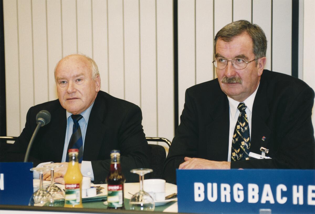 Pressekonferenz des Tourismusausschusses des Deutschen Bundestages während der Internationalen Tourismusbörse im ICC Berlin. Hier: Ernst Hinsken, CDU/CSU, Vorsitzender des Ausschusses für Tourismus (links) und Ernst Burgbacher, FDP/DVP, MdB (rechts).; Pressekonferenz, Tourismusausschuß, Tourismus, Ausschuß, Internationale, Tourismusbörse, ICC Berlin, Bundestagsabgeordneter, Abgeordneter, Vorsitzender Burgbacher, Ernst; Hinsken, Ernst Pressekonferenz des Tourismusausschusses des Deutschen Bundestages während der Internationalen Tourismusbörse im ICC Berlin. Hier: Ernst Hinsken, CDU/CSU, Vorsitzender des Ausschusses für Tourismus (links) und Ernst Burgbacher, FDP/DVP, MdB (rechts).; Pressekonferenz, Tourismusausschuß, Tourismus, Ausschuß, Internationale, Tourismusbörse, ICC Berlin, Bundestagsabgeordneter, Abgeordneter, Vorsitzender
