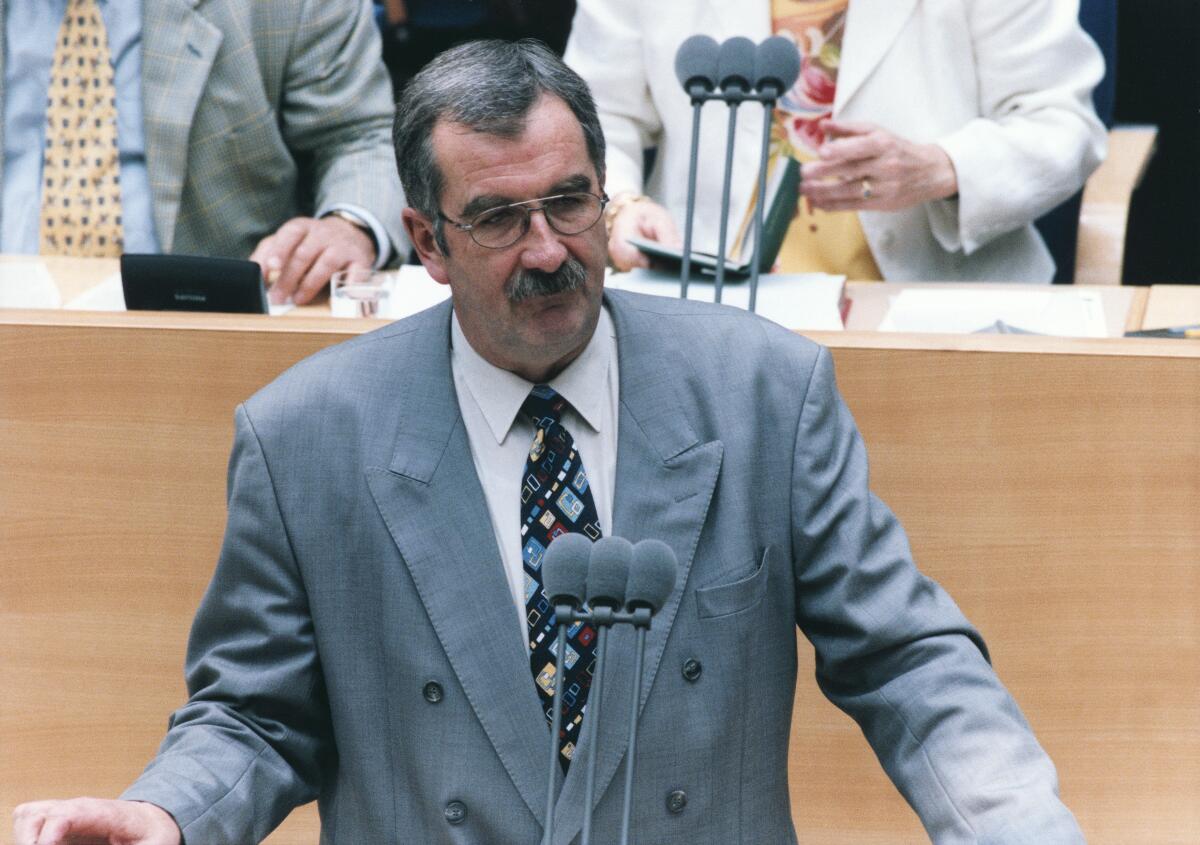 Ernst Burgbacher, FDP/DVP, MdB.; Bundestagsabgeordneter, Abgeordneter, Rednerpult, Rednerbild Burgbacher, Ernst Ernst Burgbacher, FDP/DVP, MdB.; Bundestagsabgeordneter, Abgeordneter, Rednerpult, Rednerbild