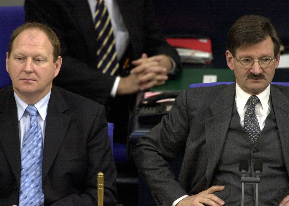 Klaus Brähmig, CDU, Schriftführer (links), Bundestagsvizepräsident Dr. Hermann Otto Solms, FDP (rechts), 12. Bundestagssitzung, Deutscher Bundestag; Bundestagsabgeordnete, MdB Brähmig, Klaus; Solms, Hermann Otto Klaus Brähmig, CDU, Schriftführer (links), Bundestagsvizepräsident Dr. Hermann Otto Solms, FDP (rechts), 12. Bundestagssitzung, Deutscher Bundestag; Bundestagsabgeordnete, MdB