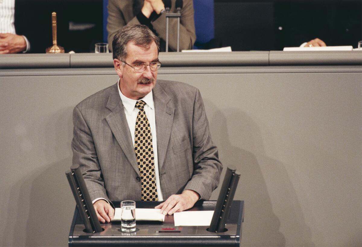 Ernst Burgbacher, FDP/DVP, MdB. 14. WP, 61. Plenarsitzung, Vorsitz: Bundestagsvizepräsidentin Antje Vollmer.; Bundestagsabgeordneter, Abgeordneter, Rednerpult, Rednerbild Burgbacher, Ernst Ernst Burgbacher, FDP/DVP, MdB. 14. WP, 61. Plenarsitzung, Vorsitz: Bundestagsvizepräsidentin Antje Vollmer.; Bundestagsabgeordneter, Abgeordneter, Rednerpult, Rednerbild