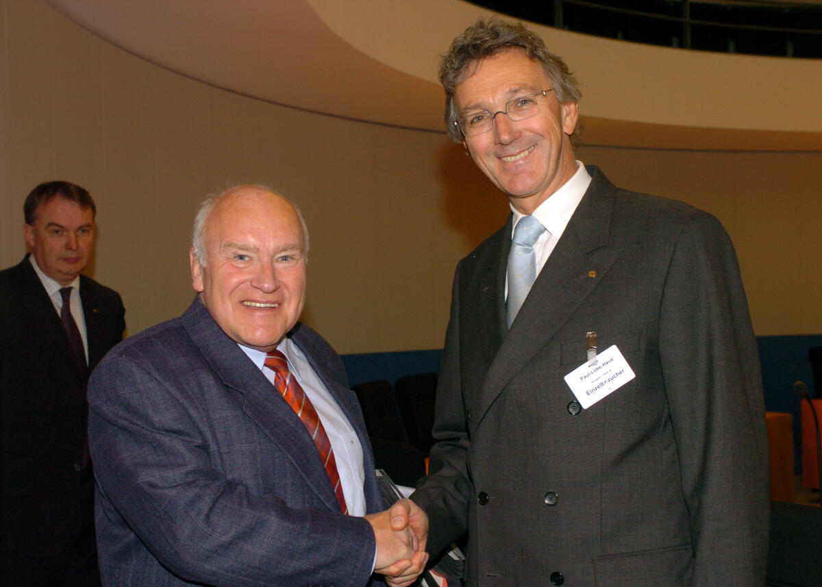 Hinsken, Ernst; Mayrhuber, Wolfgang Der Vorsitzende des Ausschusses für Tourismus des Deutschen Bundestages, Ernst Hinsken, CDU/CSU, links, begrüsst den Vorstandvorsitzenden der Deutschen Lufthansa AG, Wolfgang Mayrhuber.; Tourismusausschuss, Vorstand, Besuch, Begrüßung, shake Hand, Luftfahrt
