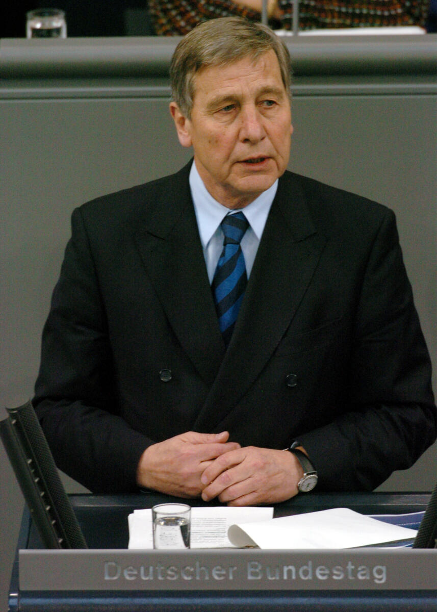 Clement, Wolfgang Wolfgang Clement, SPD, Bundeswirtschaftsminister, MdB, Rede im Deutschen Bundestag.; Plenum, Rednerpult, 154. Sitzung, TOP 3, Thema: Jahreswirtschaftsbericht 2005, Wirtschaftsminister, Minister, Bundesminister für Wirtschaft und Arbeit
