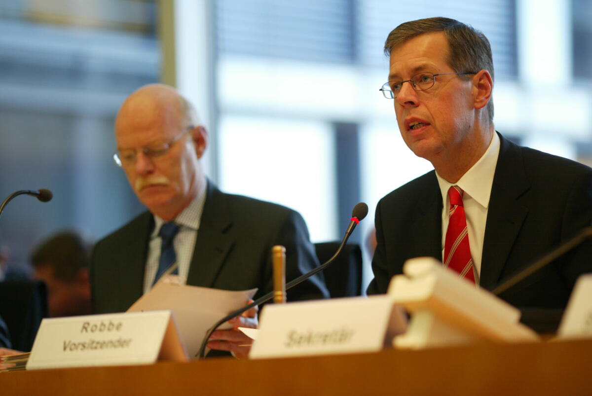 Struck, Peter; Robbe, Reinhold Bundesminister der Verteidigung Dr. Peter Struck, SPD und der SPD-Abgeordnete  und Ausschussvorsitzende Reinhold Robbe