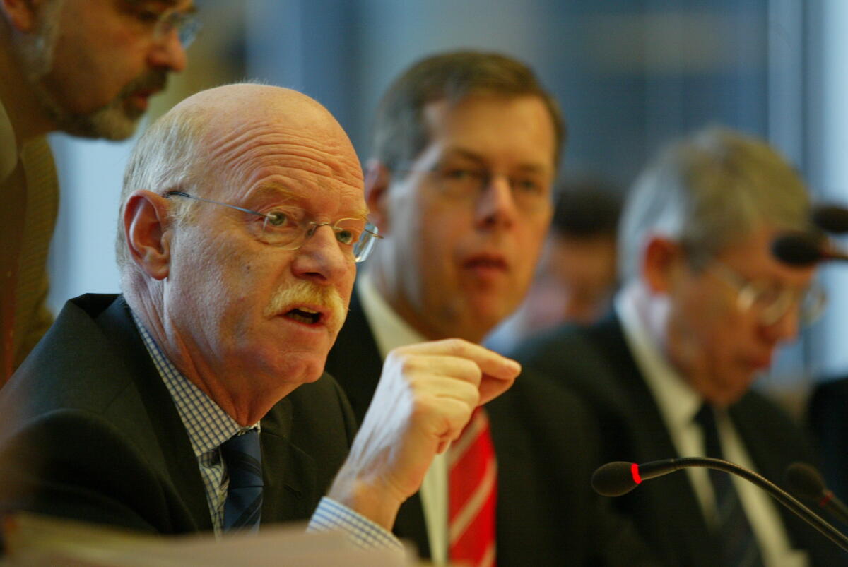 Struck, Peter; Robbe, Reinhold Bundesminister der Verteidigung Dr. Peter Struck, SPD und der SPD-Abgeordnete  und Ausschussvorsitzende Reinhold Robbe
