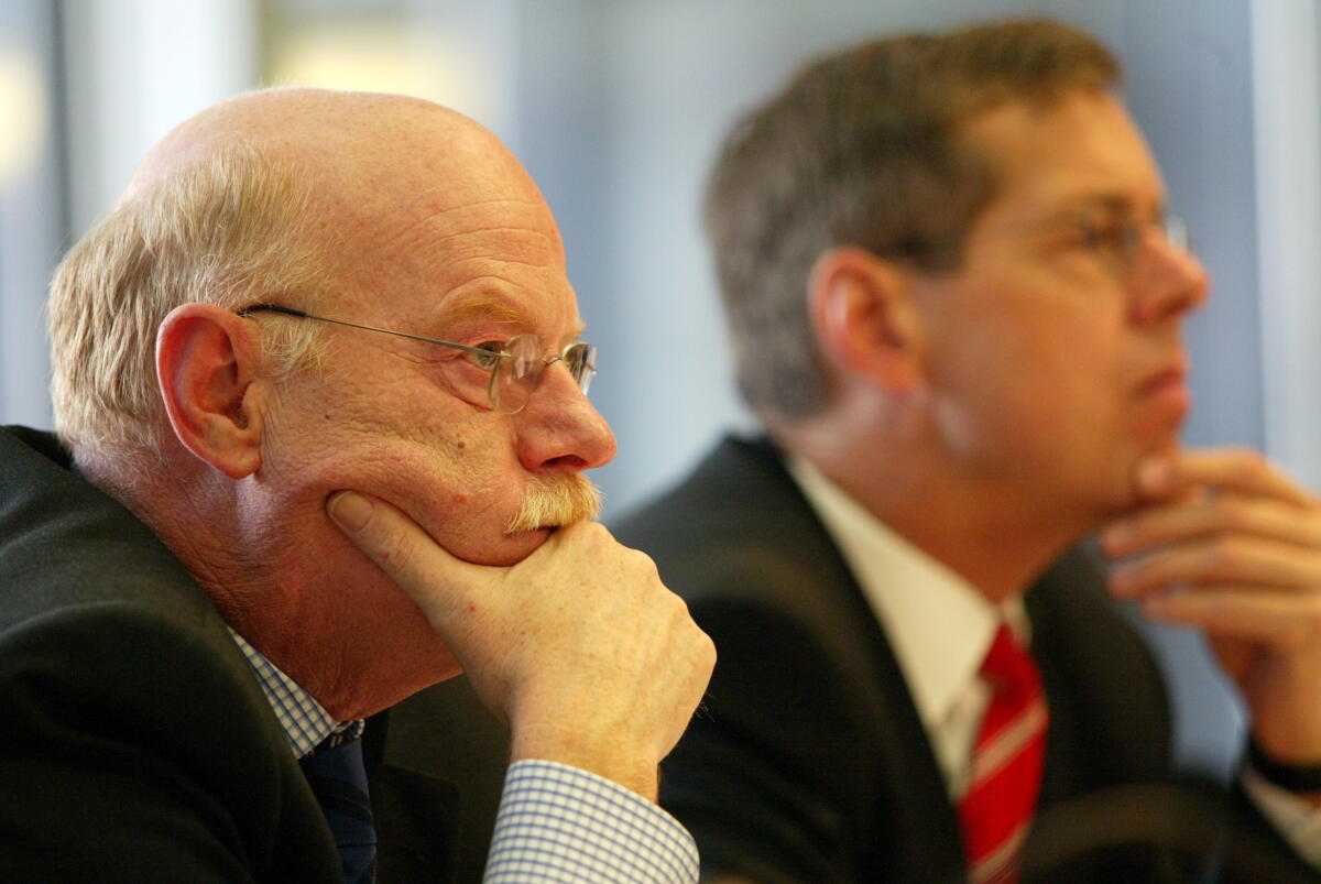 Struck, Peter; Robbe, Reinhold Bundesminister der Verteidigung Dr. Peter Struck, SPD und der SPD-Abgeordnete  und Ausschussvorsitzende Reinhold Robbe