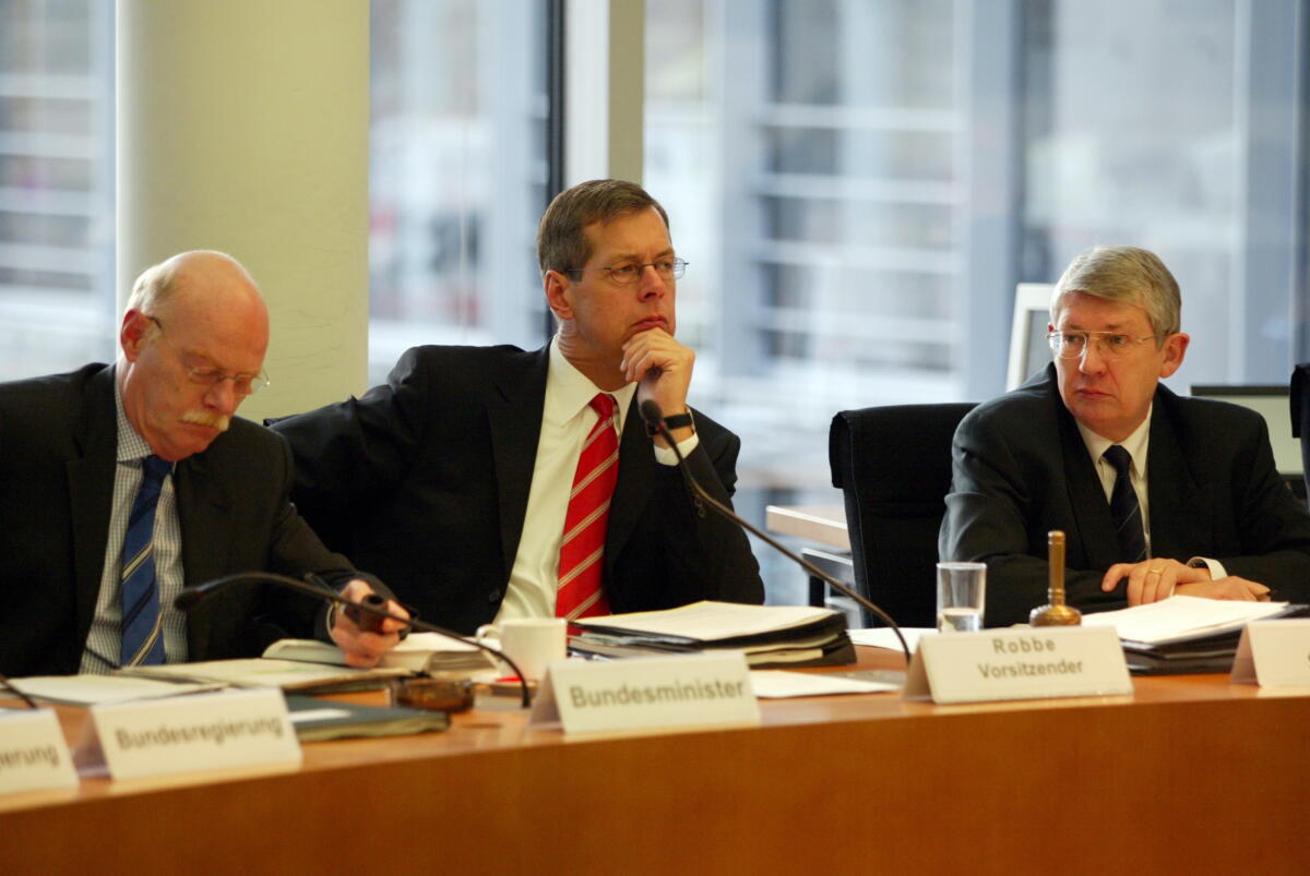 Struck, Peter; Robbe, Reinhold Bundesminister der Verteidigung Dr. Peter Struck, SPD, der Vorstizender des Ausschusses, Abgeordneter Reinhold Robbe, SPD  und der Leiter des Sekratariats