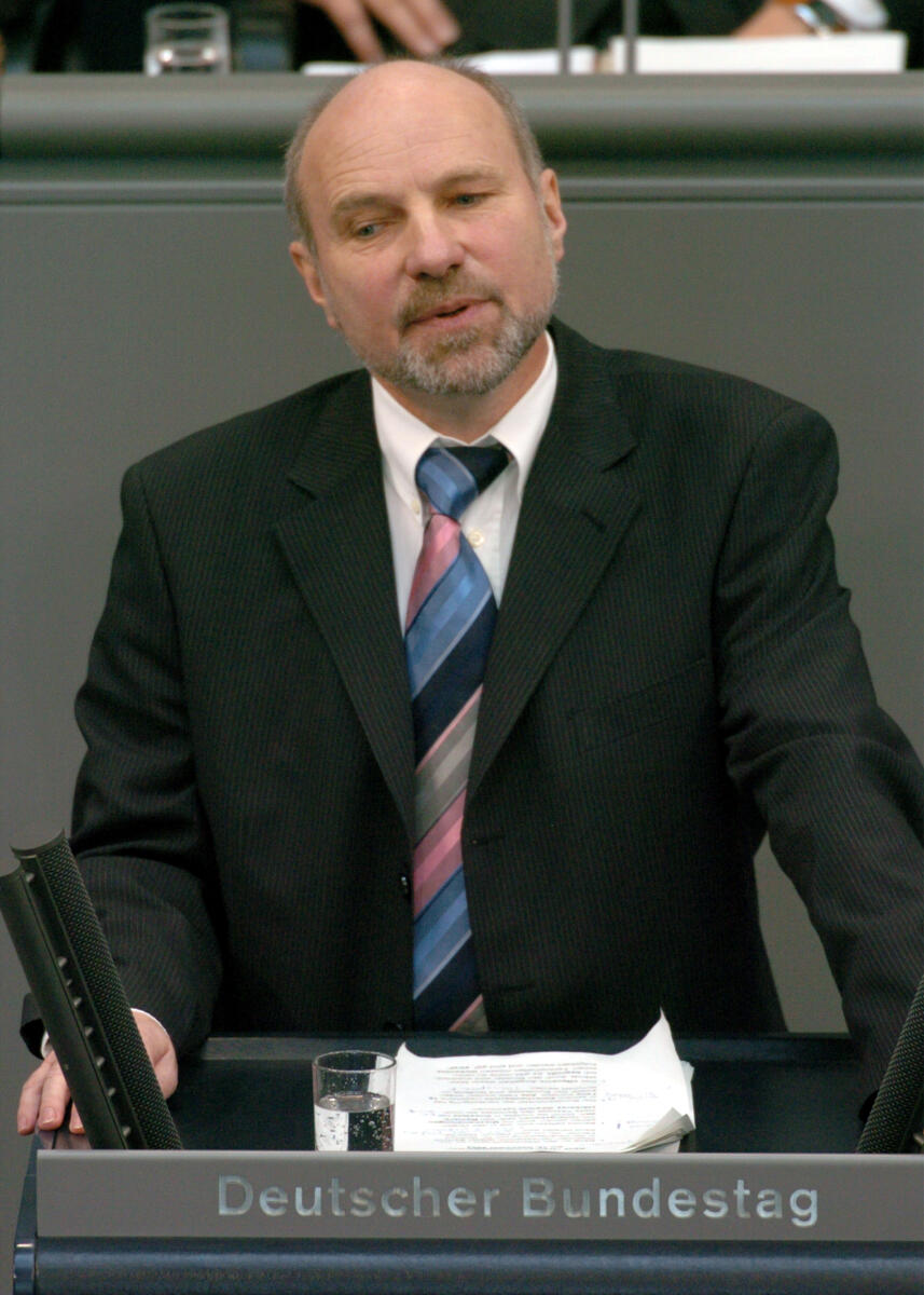 Arnold, Rainer Rainer Arnold, SPD, MdB, Rede im Deutschen Bundestag.; Plenum, Rednerpult, 148. Sitzung, TOP 4, Thema: Jahresbericht 2003 des Wehrbeauftragten