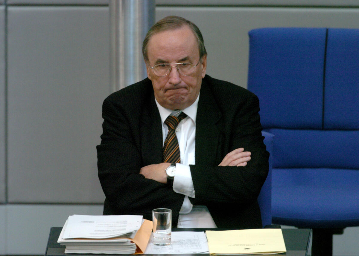 Dr. Willfried Penner, Wehrbeauftragter des Deutschen Bundestages, SPD, an seinem Platz während der Debatte Deutscher Bundestag, 148. Sitzung, TOP 4, Thema: Jahresbericht 2003 des Wehrbeauftragten.; Geste Penner, Willfried Dr. Willfried Penner, Wehrbeauftragter des Deutschen Bundestages, SPD, an seinem Platz während der Debatte Deutscher Bundestag, 148. Sitzung, TOP 4, Thema: Jahresbericht 2003 des Wehrbeauftragten.; Geste