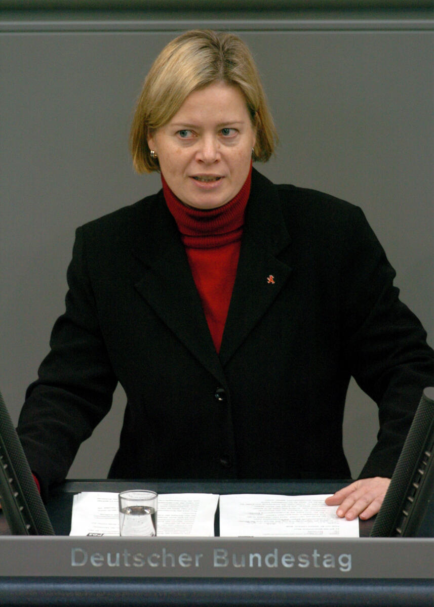 Lötzsch, Gesine Dr. Gesine Lötzsch, fraktionslos, MdB, Rede im Deutschen Bundestag.; Plenum, Rednerpult, 148. Sitzung, TOP 4, Thema: Jahresbericht 2003 des Wehrbeauftragten