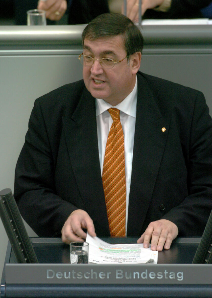 Dr. Karl Lamers, CDU/CSU, MdB, Rede im Deutschen Bundestag.; Plenum, Rednerpult, 148. Sitzung, TOP 4, Thema: Jahresbericht 2003 des Wehrbeauftragten Lamers, Karl A. Dr. Karl Lamers, CDU/CSU, MdB, Rede im Deutschen Bundestag.; Plenum, Rednerpult, 148. Sitzung, TOP 4, Thema: Jahresbericht 2003 des Wehrbeauftragten