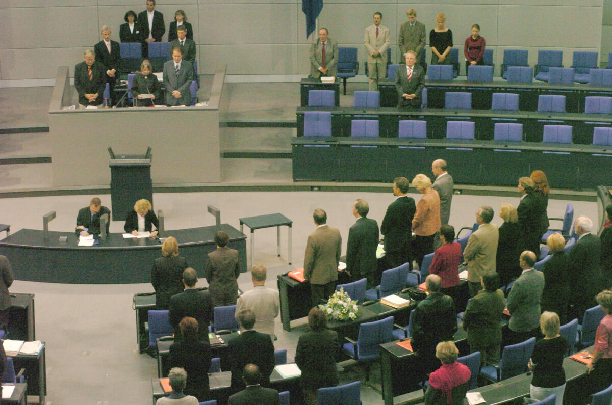  Nachruf und Genken für Hans Büttner, MdB, SPD, während der 126. Plenarsitzung des Deutschen Bundestages am 23.09.2004 der am 18.09.2004 verstarb.