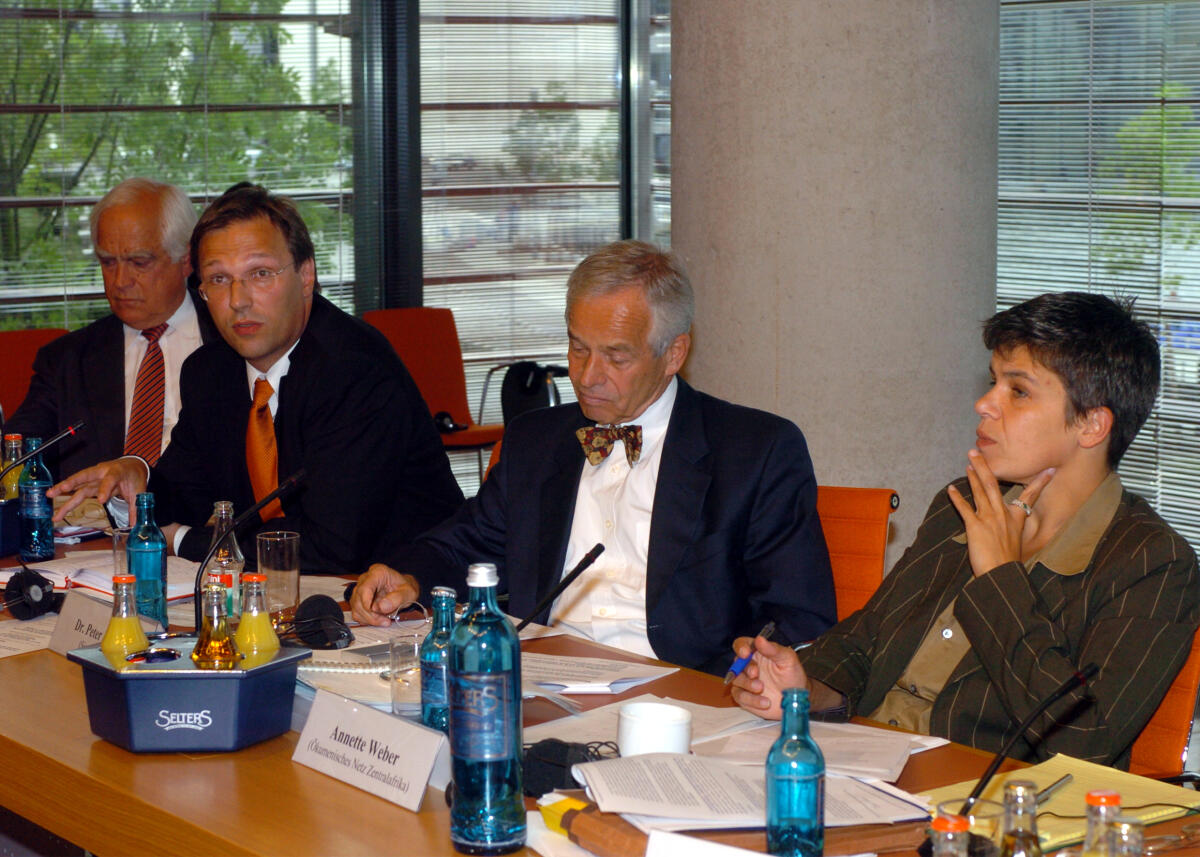 Öffentiche Anhörung des Ausschusses für Menschenrechte und humanitäre Hilfe des Deutschen Bundestages am 22.09.2004, zum Thema: "Die menschenrechtliche Verantwortung von Unternehmen im Kontext von Gewaltökonomien in Afrika"; (von r nach l): Annette Weber (Ökumenisches Netz Zentralafrika), Dr. Peter Ramm (Siemens AG), Dr. Stefan Mair (Stiftung Wissenschaft und Politik) und Dr. Peter Eigen (Transparency International e. V.) Weber, Annette; Ramm, Peter; Mair, Stefan; Eigen, Peter Öffentiche Anhörung des Ausschusses für Menschenrechte und humanitäre Hilfe des Deutschen Bundestages am 22.09.2004, zum Thema: "Die menschenrechtliche Verantwortung von Unternehmen im Kontext von Gewaltökonomien in Afrika"; (von r nach l): Annette Weber (Ökumenisches Netz Zentralafrika), Dr. Peter Ramm (Siemens AG), Dr. Stefan Mair (Stiftung Wissenschaft und Politik) und Dr. Peter Eigen (Transparency International e. V.)