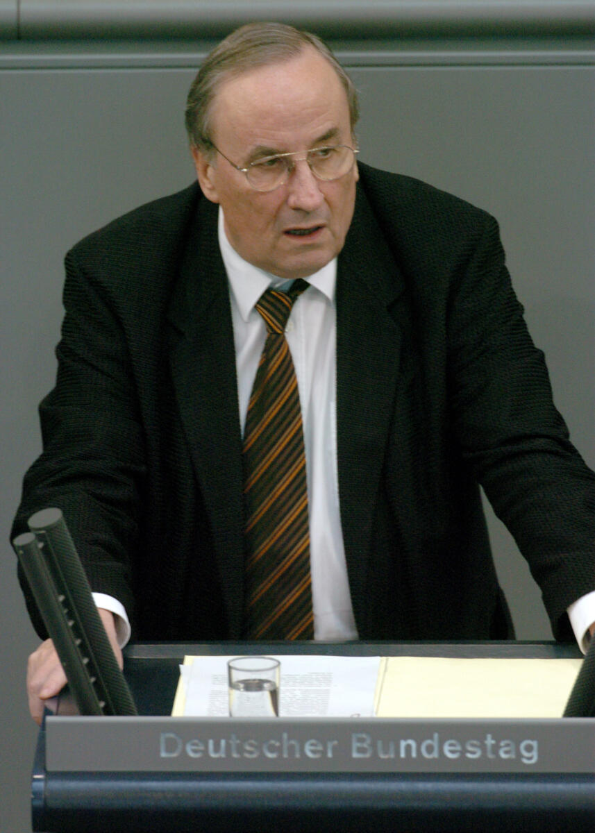 Penner, Willfried Dr. Willfried Penner, Wehrbeauftragter des Deutschen Bundestages, MdB, Rede im Deutschen Bundestag.; Plenum, Rednerpult, 148. Sitzung, TOP 4, Thema: Jahresbericht 2003 des Wehrbeauftragten