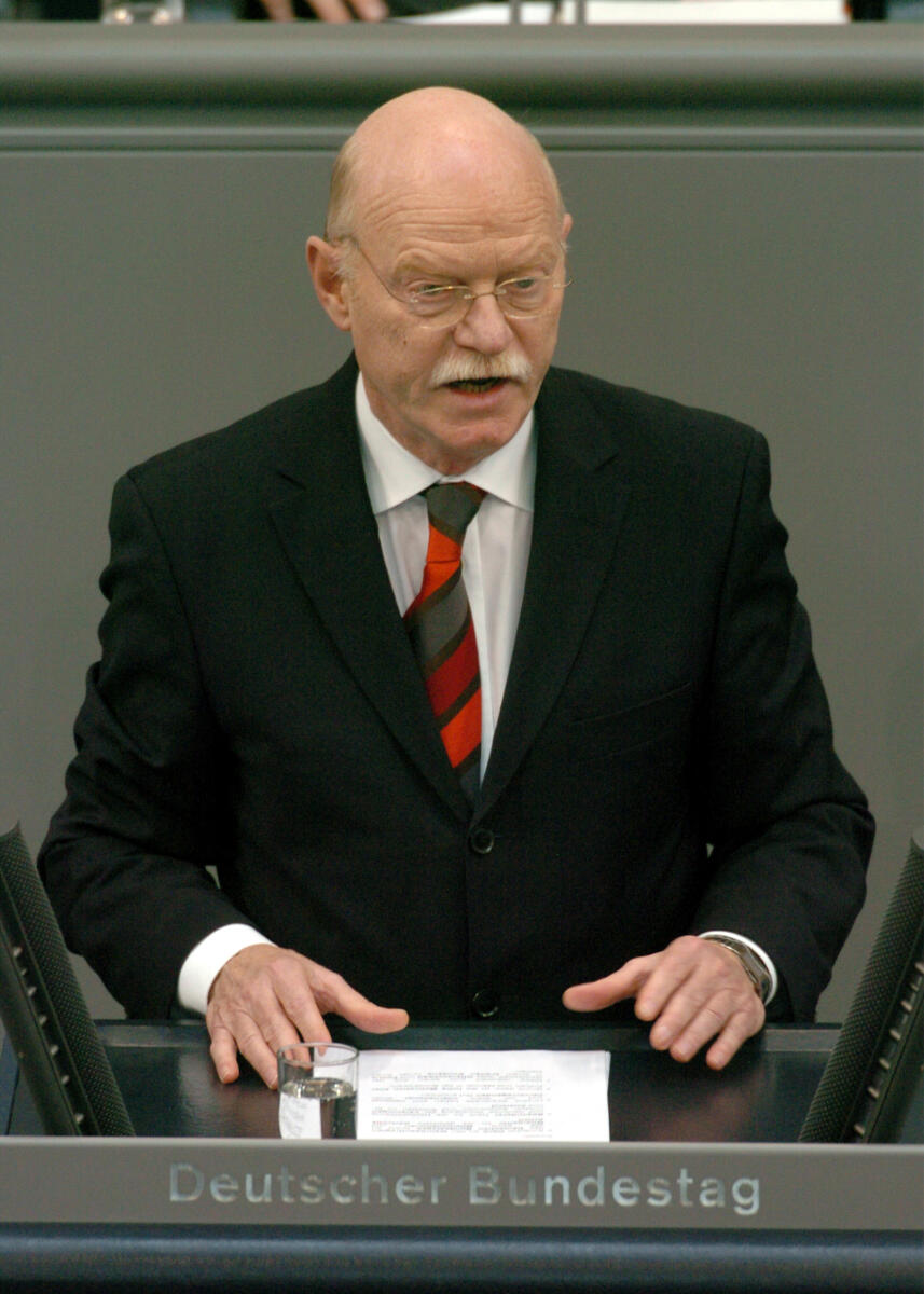 Dr. Peter Struck, SPD, Bundesverteidigungsminister, MdB, Rede im Deutschen Bundestag.; Plenum, Rednerpult, 148. Sitzung, TOP 4, Thema: Jahresbericht 2003 des Wehrbeauftragten, Verteidigungsminister, Minister, Bundesminister der Verteidigung Struck, Peter Dr. Peter Struck, SPD, Bundesverteidigungsminister, MdB, Rede im Deutschen Bundestag.; Plenum, Rednerpult, 148. Sitzung, TOP 4, Thema: Jahresbericht 2003 des Wehrbeauftragten, Verteidigungsminister, Minister, Bundesminister der Verteidigung