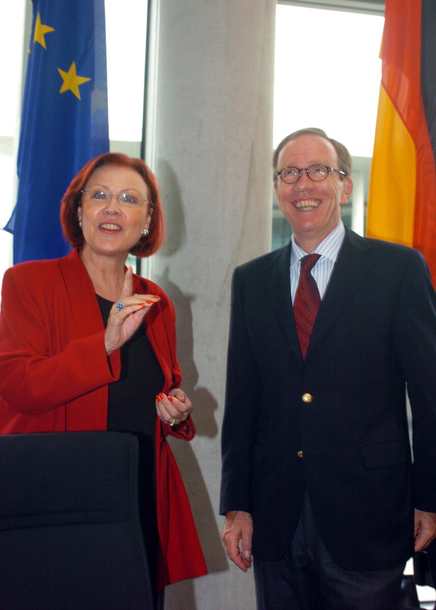 Wieczorek-Zeul, Heidemarie; Wissmann, Matthias Die Bundesministerin für Entwicklungshilfe, Heidemarie Wieczorek-Zeul, SPD, nimmt am Europaausschuss des Deutschen Bundestages teil. Rechts der Ausschussvorsitzende Matthias Wissmann, CDU/CSU.