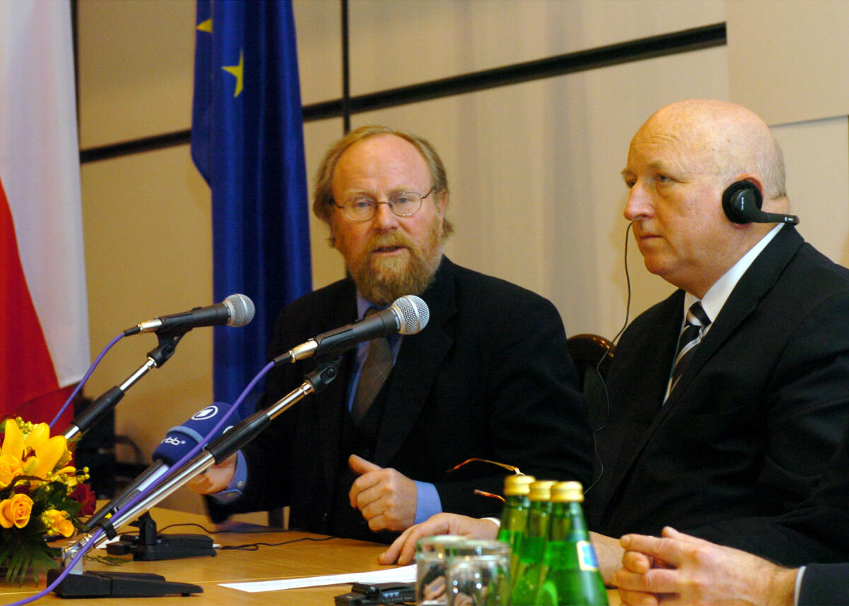 Deutsch-Polnisches Parlamentariertreffen im Collegium Polonicum in Slubice in Polen. Hier Treffen zwischen Bundestagspräsident Wolfgang Thierse, SPD, links, und dem polnischen Amtskollegen Seijm-Marschall Jozef Oleksy, rechts, zur gemeinsamen Pressekonferenz. Oleksy, Józef; Thierse, Wolfgang Deutsch-Polnisches Parlamentariertreffen im Collegium Polonicum in Slubice in Polen. Hier Treffen zwischen Bundestagspräsident Wolfgang Thierse, SPD, links, und dem polnischen Amtskollegen Seijm-Marschall Jozef Oleksy, rechts, zur gemeinsamen Pressekonferenz.