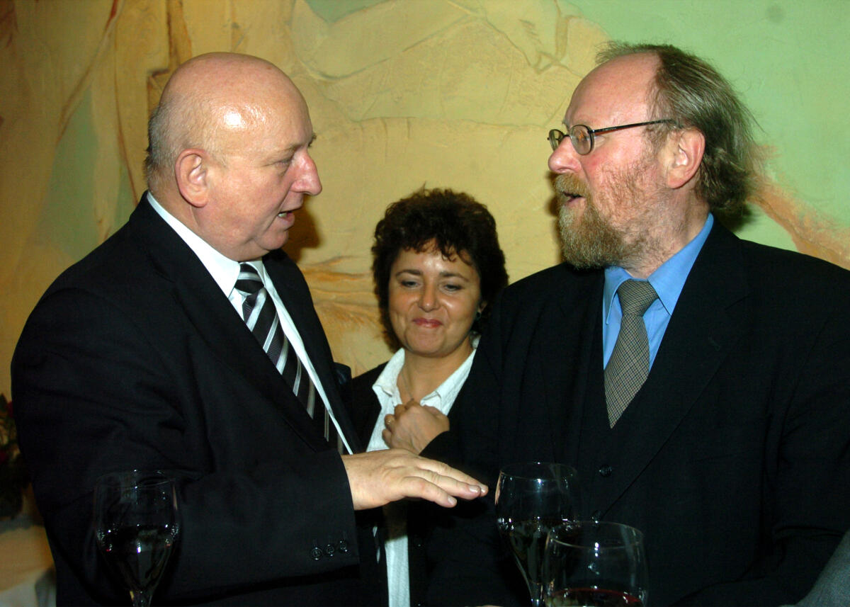 Deutsch-Polnisches Parlamentariertreffen in Slubice in Polen. Hier Treffen zwischen Bundestagspräsident Wolfgang Thierse, SPD, rechts, und dem polnischen Amtskollegen Seijm-Marschall Jozef Oleksy, links, beim abschliessenden Empfang im Collegium Polonicum. Oleksy, Józef; Thierse, Wolfgang Deutsch-Polnisches Parlamentariertreffen in Slubice in Polen. Hier Treffen zwischen Bundestagspräsident Wolfgang Thierse, SPD, rechts, und dem polnischen Amtskollegen Seijm-Marschall Jozef Oleksy, links, beim abschliessenden Empfang im Collegium Polonicum.