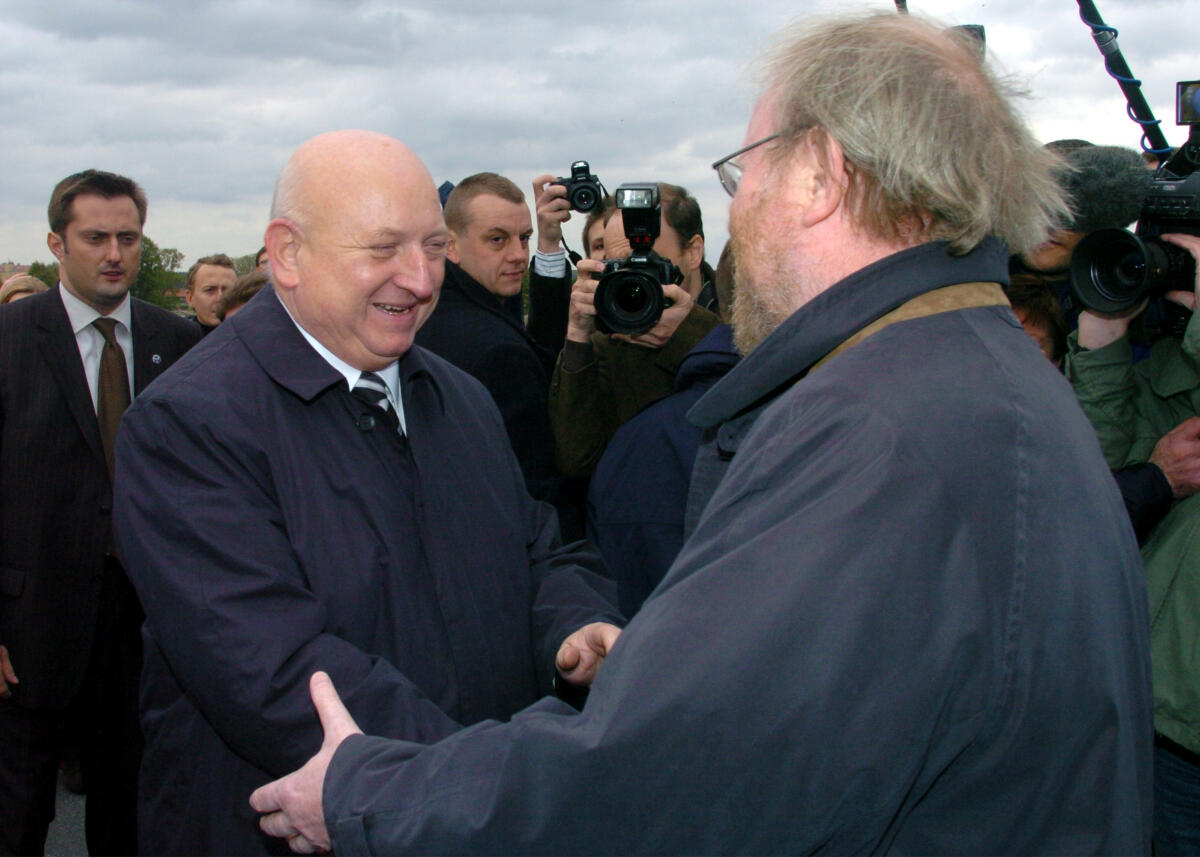 Oleksy, Józef; Thierse, Wolfgang Deutsch-Polnisches Parlamentariertreffen in Slubice in Polen. Hier Treffen zwischen Bundestagspräsident Wolfgang Thierse, SPD, rechts, und dem polnischen Amtskollegen Seijm-Marschall Jozef Oleksy, links.  Anschliessend Gang über die Oderbrücke von Frankfurt nach Slubice.