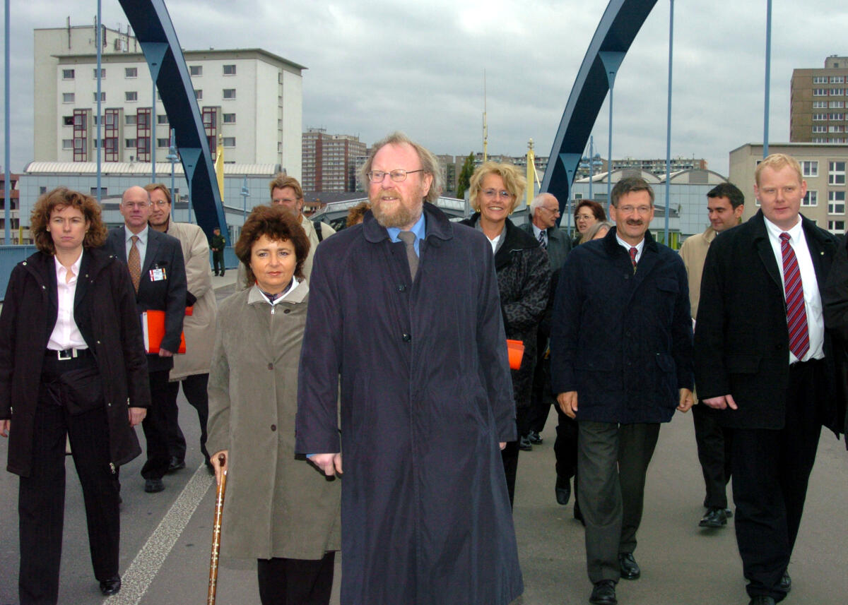 Kastner, Susanne; Thierse, Wolfgang; Solms, Hermann Otto; Lammert, Norbert Deutsch-Polnisches Parlamentariertreffen in Slubice in Polen. Hier Gang über die Oderbrücke von Frankfurt nach Slubice. Mit dabei Bundestagsvizepräsident Dr. Norbert Lammert, CDU/CSU, 2. v.l., Bundestagspräsident Wolfgang Thierse, SPD, (vorne mitte), Bundestagsvizepräsidentin Dr. h. c. Susanne Kastner, SPD, 5. v.r., Bundestagsvizepräsident Dr. Hermann Otto Solms, FDP, 3. v.l.