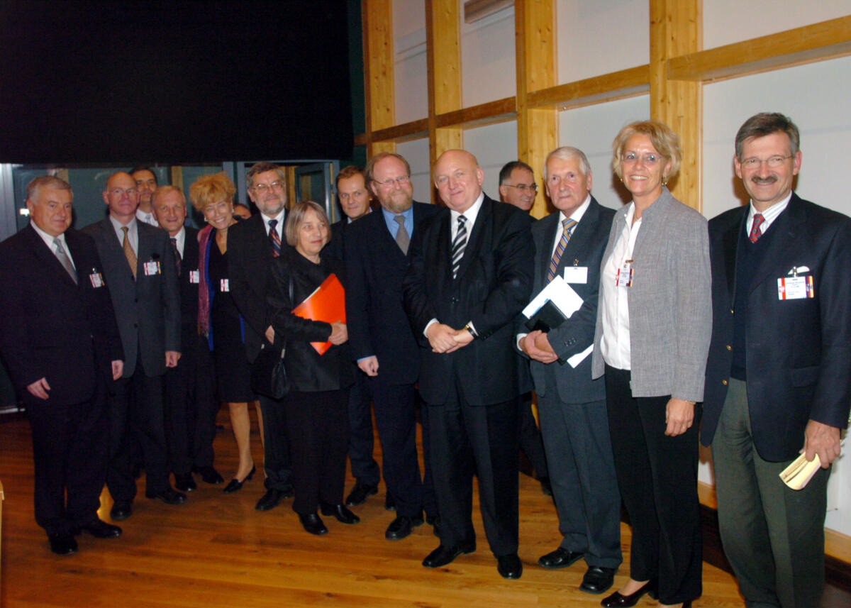 Kastner, Susanne; Vollmer, Antje; Thierse, Wolfgang; Solms, Hermann Otto; Oleksy, Józef; Lammert, Norbert Deutsch-Polnisches Parlamentariertreffen im Collegium Polonicum in Slubice in Polen. Gruppenfoto im Konferenzraum. Hier mit auf dem Bild:  Bundestagsvizepräsident Dr. Norbert Lammert, CDU/CSU, 2. v.l.,  Gesine Schwan,  ehemalige Bundespräsidentschaftskandidatin, 5. v.l., Bundestagsabgeordneter Markus Meckel, SPD,  6. v.l., Dr. Antje Vollmer, Bündnis 90/Die Grünen, 7. v.l., Bundestagspräsident Wolfgang Thierse, SPD, 6. v.r.,  Seijm-Marschall Jozef Oleksy, 5. v.l., Bundestagsvizepräsidentin Dr. h. c. Susanne Kastner, SPD, 2. v.r., Bundestagsvizepräsident Dr. Hermann Otto Solms, FDP, rechts.