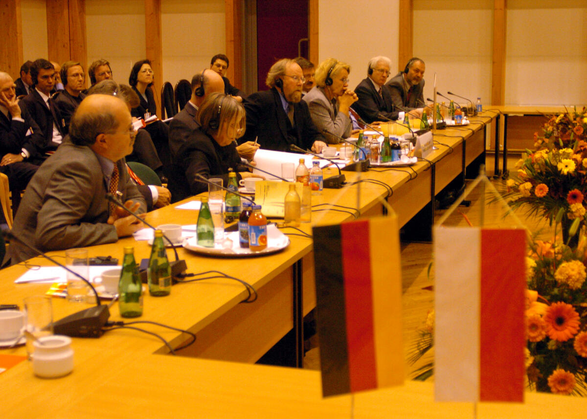 Deutsch-Polnisches Parlamentariertreffen in Slubice in Polen. Hier im Konferenzraum. Kastner, Susanne; Vollmer, Antje; Thierse, Wolfgang; Solms, Hermann Otto; Lammert, Norbert Deutsch-Polnisches Parlamentariertreffen in Slubice in Polen. Hier im Konferenzraum.