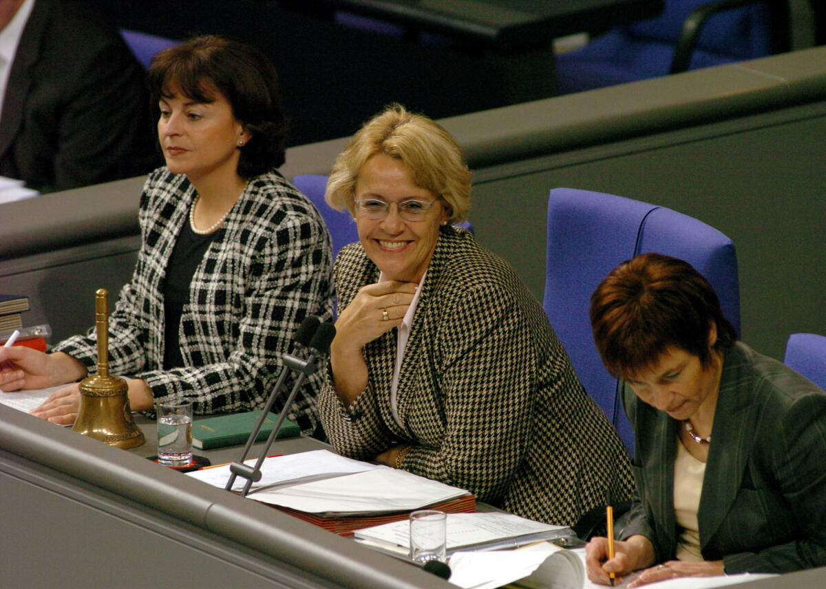 Bundestagsvizepräsidentin Dr. h. c. Susanne Kastner, SPD, beim Vorsitz im Plenarsaal.; Schriftführerin links: Marlene Mortler, CDU/CSU; Schriftführerin rechts: Caren Marks, SPD Kastner, Susanne Bundestagsvizepräsidentin Dr. h. c. Susanne Kastner, SPD, beim Vorsitz im Plenarsaal.; Schriftführerin links: Marlene Mortler, CDU/CSU; Schriftführerin rechts: Caren Marks, SPD