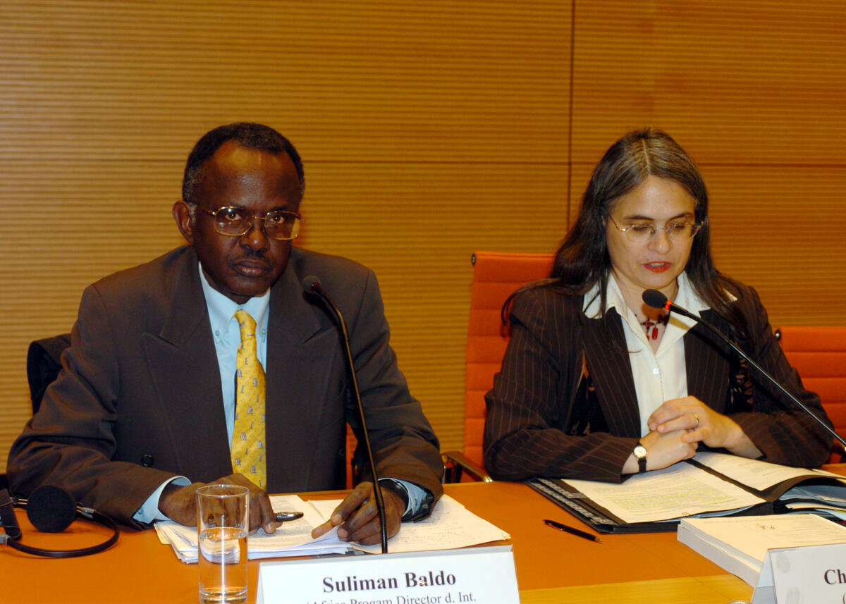 Der Direktor des Africa Program International Crisis Group, Suliman Baldo, zu Gast im Bundestagsausschuß für Menschenrechte. Rechts die Ausschußvorsitzende Christa Nickels, Bündnis 90 Die Grünen. Baldo, Suliman; Nickels, Christa Der Direktor des Africa Program International Crisis Group, Suliman Baldo, zu Gast im Bundestagsausschuß für Menschenrechte. Rechts die Ausschußvorsitzende Christa Nickels, Bündnis 90 Die Grünen.