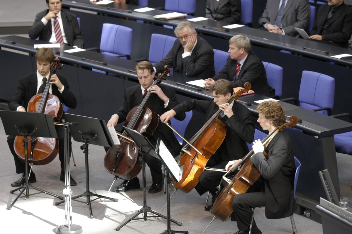 Feierstunde des Deutschen Bundestages aus Anlass des 100. Geburtstages des ehemaligen Bundestagspräsidenten D. Dr. Herman Ehlers, CDU/CSU Fraktion, (1950-1954).; Es spielen die Berliner Cellharmoniker, Musik von Friedrich Metzler (1910-1979).; Musiker, Gedenken Feierstunde des Deutschen Bundestages aus Anlass des 100. Geburtstages des ehemaligen Bundestagspräsidenten D. Dr. Herman Ehlers, CDU/CSU Fraktion, (1950-1954).; Es spielen die Berliner Cellharmoniker, Musik von Friedrich Metzler (1910-1979).; Musiker, Gedenken