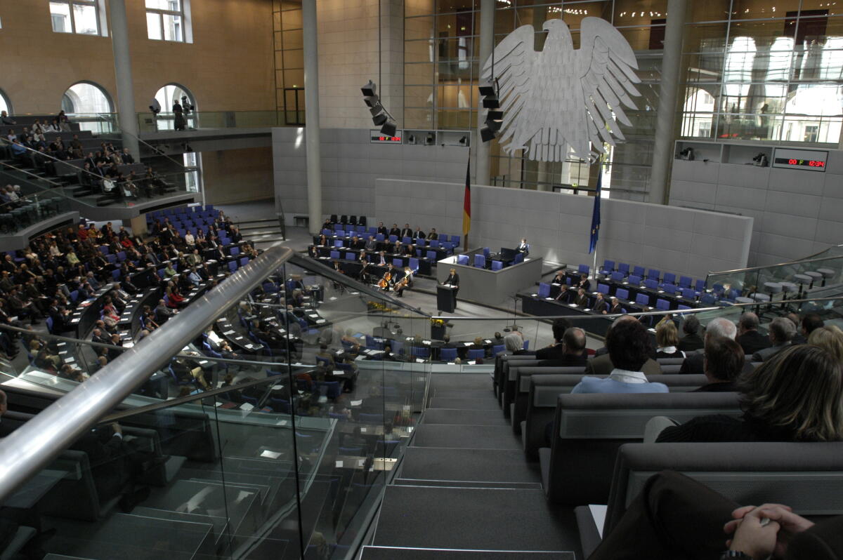 Feierstunde des Deutschen Bundestages aus Anlass des 100. Geburtstages des ehemaligen Bundestagspräsidenten D. Dr. Herman Ehlers, CDU/CSU Fraktion, (1950-1954).; Am Rednerpult Dr. Angela Merkel, CDU, Fraktionsvorsitzende.; Abgeordnete, MdB, Berliner Cellharmoniker, Regierungsbank, Bundesratsbank, Besuchertribüne, Pressetribüne, Blick in den Plenarsaal, Adler vorne, Totale Merkel, Angela Feierstunde des Deutschen Bundestages aus Anlass des 100. Geburtstages des ehemaligen Bundestagspräsidenten D. Dr. Herman Ehlers, CDU/CSU Fraktion, (1950-1954).; Am Rednerpult Dr. Angela Merkel, CDU, Fraktionsvorsitzende.; Abgeordnete, MdB, Berliner Cellharmoniker, Regierungsbank, Bundesratsbank, Besuchertribüne, Pressetribüne, Blick in den Plenarsaal, Adler vorne, Totale