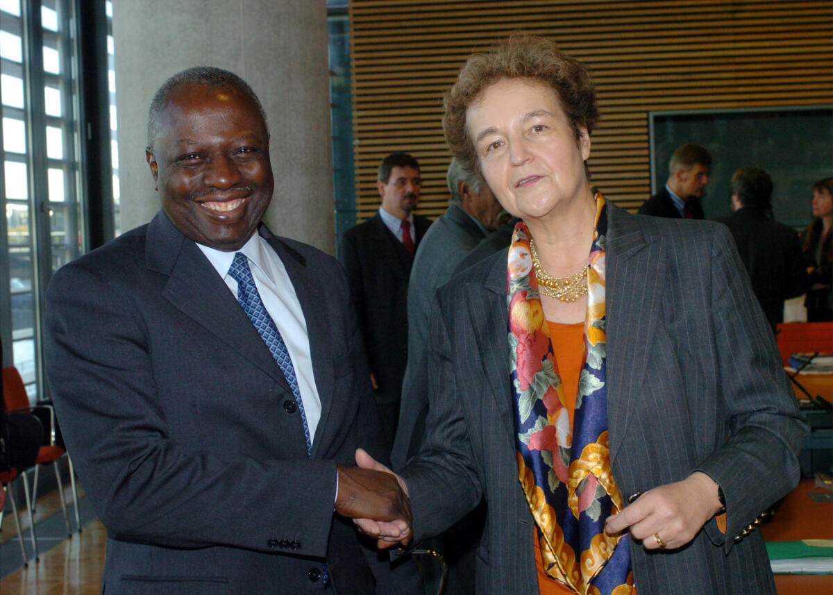 Die Vorsitzende des Verbraucherausschusses des Deutschen Bundestages, Herta Däubler-Gmelin, SPD, bei einer Sondersitzung mit dem Generaldirektor der Food und Agriculture Organization (FAO) Dr. Jacques Diouf Däubler-Gmelin, Herta Die Vorsitzende des Verbraucherausschusses des Deutschen Bundestages, Herta Däubler-Gmelin, SPD, bei einer Sondersitzung mit dem Generaldirektor der Food und Agriculture Organization (FAO) Dr. Jacques Diouf