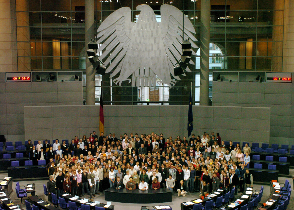 Bundestagspräsident Wolfgang Thierse, SPD, eröffnet die Veranstaltung Jugend und Parlament im Plenarsaal des Reichstagsgebäudes, zu dem der Bundestag 300 Jugendliche eingeladen hat. Hier das Gruppenfoto vor dem Bundestagsadler.; Adler, Poltik, Gruppe Thierse, Wolfgang Bundestagspräsident Wolfgang Thierse, SPD, eröffnet die Veranstaltung Jugend und Parlament im Plenarsaal des Reichstagsgebäudes, zu dem der Bundestag 300 Jugendliche eingeladen hat. Hier das Gruppenfoto vor dem Bundestagsadler.; Adler, Poltik, Gruppe
