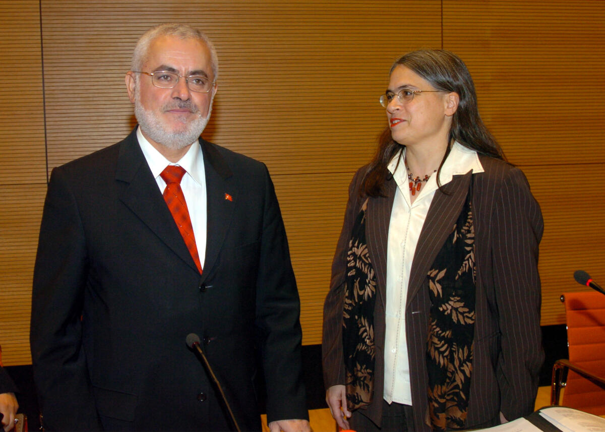 Im Bundestagsausschuß für Menschenrechte und hunmanitäre Hilfe ist eine Delegation des türkischen Menschenrechtsausschusses unter der Leitung seines Vorsitzenden zu Gast. Hier mit der Ausschußvorsitzenden Christa Nickels, Bündnis 90 Die Grünen. Nickels, Christa Im Bundestagsausschuß für Menschenrechte und hunmanitäre Hilfe ist eine Delegation des türkischen Menschenrechtsausschusses unter der Leitung seines Vorsitzenden zu Gast. Hier mit der Ausschußvorsitzenden Christa Nickels, Bündnis 90 Die Grünen.