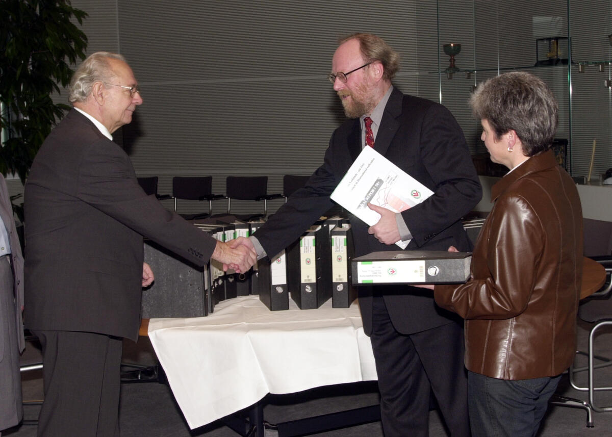 Bundestagspräsident Wolfgang Thierse, SPD, nimmt eine Unterschriftensammlung der Volkssolidarität entgegen, hier zusammen mit dem Präsidenten Prof. Dr. Gunnar Winckler, Vorsitzende des Petitionsausschuss, Frau Marita Sehn, FDP. Wickler, Gunnar; Thierse, Wolfgang; Sehn, Marita Bundestagspräsident Wolfgang Thierse, SPD, nimmt eine Unterschriftensammlung der Volkssolidarität entgegen, hier zusammen mit dem Präsidenten Prof. Dr. Gunnar Winckler, Vorsitzende des Petitionsausschuss, Frau Marita Sehn, FDP.