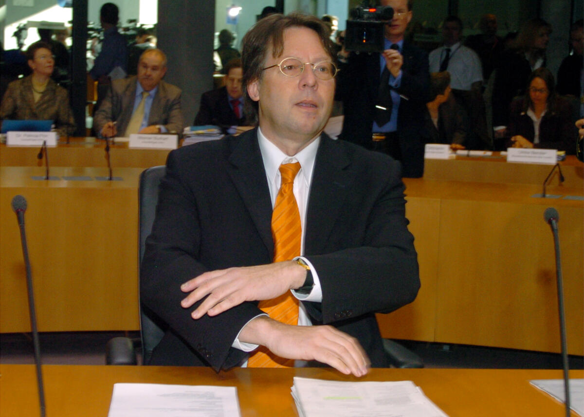 18. Sitzung des 2.Untersuchungsausschuss der 15. Wahlperiode (Visa).; Zeugenvernehmungen im 2. Untersuchungsauschuss, (Visa-Affäre). Zur heutigen Vernehmung ist u.a. Staatsminister a. D. Dr. Ludger Volmer, Bündnis90/Die Grünen, geladen. Volmer, Ludger 18. Sitzung des 2.Untersuchungsausschuss der 15. Wahlperiode (Visa).; Zeugenvernehmungen im 2. Untersuchungsauschuss, (Visa-Affäre). Zur heutigen Vernehmung ist u.a. Staatsminister a. D. Dr. Ludger Volmer, Bündnis90/Die Grünen, geladen.