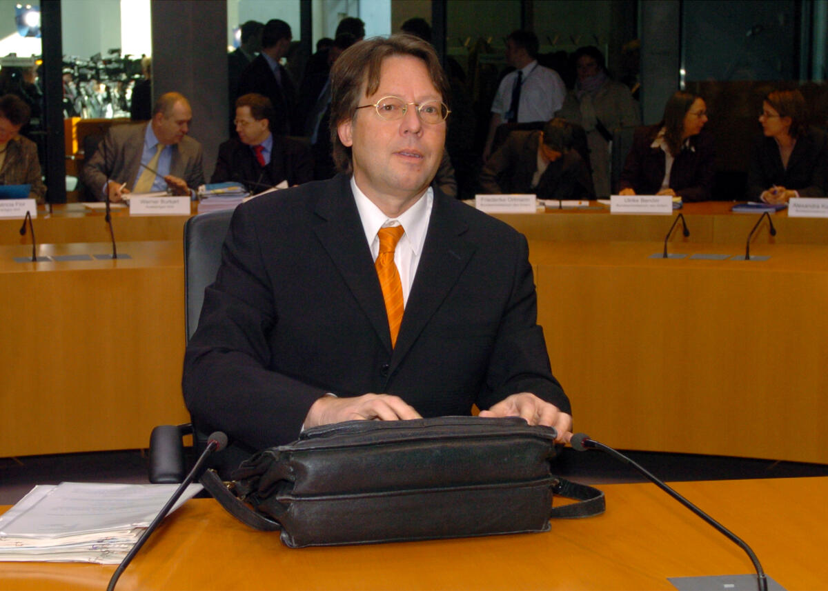 18. Sitzung des 2.Untersuchungsausschuss der 15. Wahlperiode (Visa).; Zeugenvernehmungen im 2. Untersuchungsauschuss, (Visa-Affäre). Zur heutigen Vernehmung ist u.a. Staatsminister a. D. Dr. Ludger Volmer, Bündnis90/Die Grünen, geladen. Volmer, Ludger 18. Sitzung des 2.Untersuchungsausschuss der 15. Wahlperiode (Visa).; Zeugenvernehmungen im 2. Untersuchungsauschuss, (Visa-Affäre). Zur heutigen Vernehmung ist u.a. Staatsminister a. D. Dr. Ludger Volmer, Bündnis90/Die Grünen, geladen.