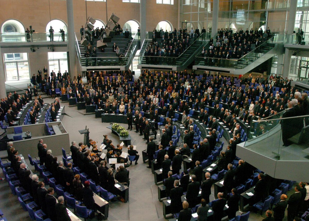 Im Rahmen der Gedenkfeier zum 60. Jahrestag des Kriegsendes findet im Reichstagsgebäude im Deutschen Bundestag eine Gedenkstunde satt. V. li. Matthias Platzeck, SPD, Bundesratspräsident, Wolfgang Thierse, SPD, Bundestagspräsident, Horst Köhler, Bundespräsident, Gerhard Schröder, SPD, Bundeskanzler und Prof. Dr. Dr. h.c. Hans-Jürgen Papier, Bundesverfassungsgerichtspräsident. Singen der Nationalhymne. Köhler, Horst; Thierse, Wolfgang; Schröder, Gerhard; Platzeck, Matthias; Papier, Hans-Jürgen Im Rahmen der Gedenkfeier zum 60. Jahrestag des Kriegsendes findet im Reichstagsgebäude im Deutschen Bundestag eine Gedenkstunde satt. V. li. Matthias Platzeck, SPD, Bundesratspräsident, Wolfgang Thierse, SPD, Bundestagspräsident, Horst Köhler, Bundespräsident, Gerhard Schröder, SPD, Bundeskanzler und Prof. Dr. Dr. h.c. Hans-Jürgen Papier, Bundesverfassungsgerichtspräsident. Singen der Nationalhymne.