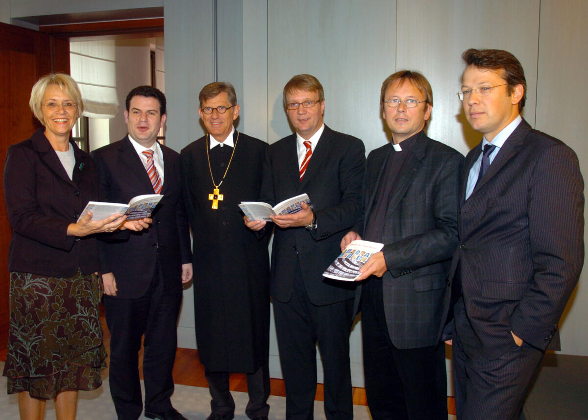 Kastner, Susanne; Pofalla, Ronald; Heil, Hubertus; Fricke, Otto; Reimers, Stephan; Jüsten, Karl Präsentation der neuen "Politikerbibel"im Max-Liebermann-Haus. Hierbei handelt es sich um eine Textsammlung von Politikern. Hier: Bundestagsvizepräsidentin Dr. h. c. Susanne Kastner, SPD, (li.), SPD Generalsekretär Hubertus Heil, (2.v.li.), CDU/CSU Generalsekretär Ronald Pofalla, (4.v.li.), Bundestagsabgeordneter Otto Fricke, FDP, (re.).; Das Buch wird von den Prälaten Dr. Stephan Reimers, (3.v.li.), und Dr. Karl Jüsten, (2.v.re.), vorgestellt.; Buch, Buchvorstellung, Buchpräsentation